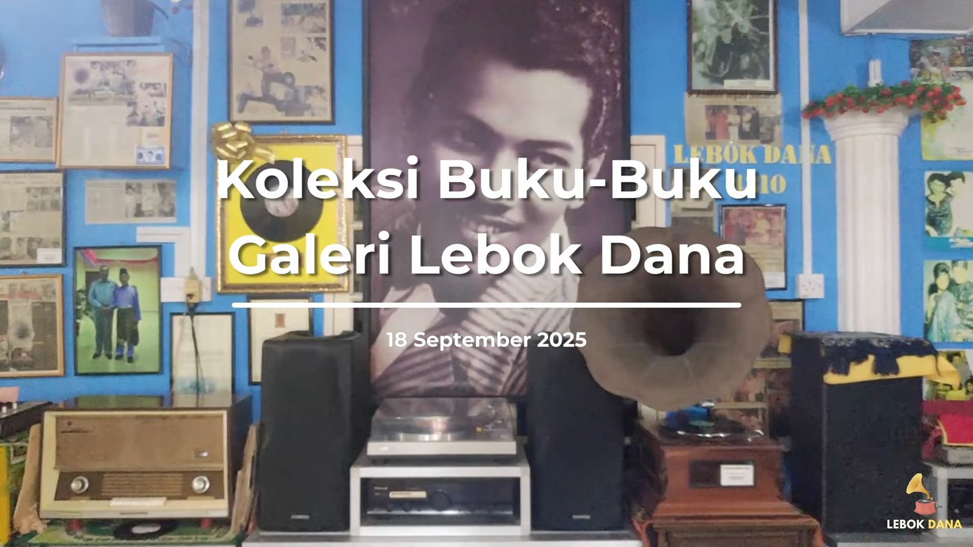 Kad tajuk video Koleksi Buku-Buku Galeri Lebok Dana bertarikh 18 September 2025, berlatarkan ruang pameran dengan potret P. Ramlee