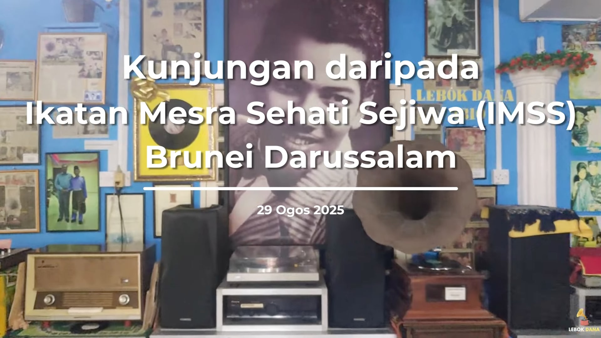 Kad tajuk video kunjungan Ikatan Mesra Sehati Sejiwa (IMSS) dari Brunei Darussalam ke Galeri Lebok Dana, berlatarkan potret P. Ramlee