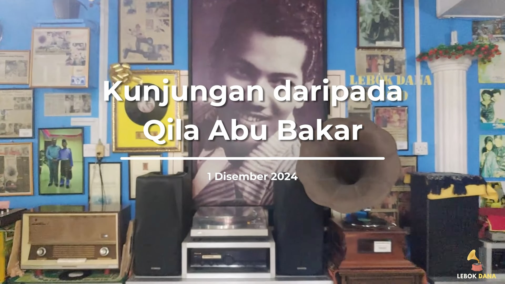Kad tajuk video kunjungan penyanyi Qila Abu Bakar ke Galeri Lebok Dana pada 1 Disember 2024, berlatarkan potret P. Ramlee
