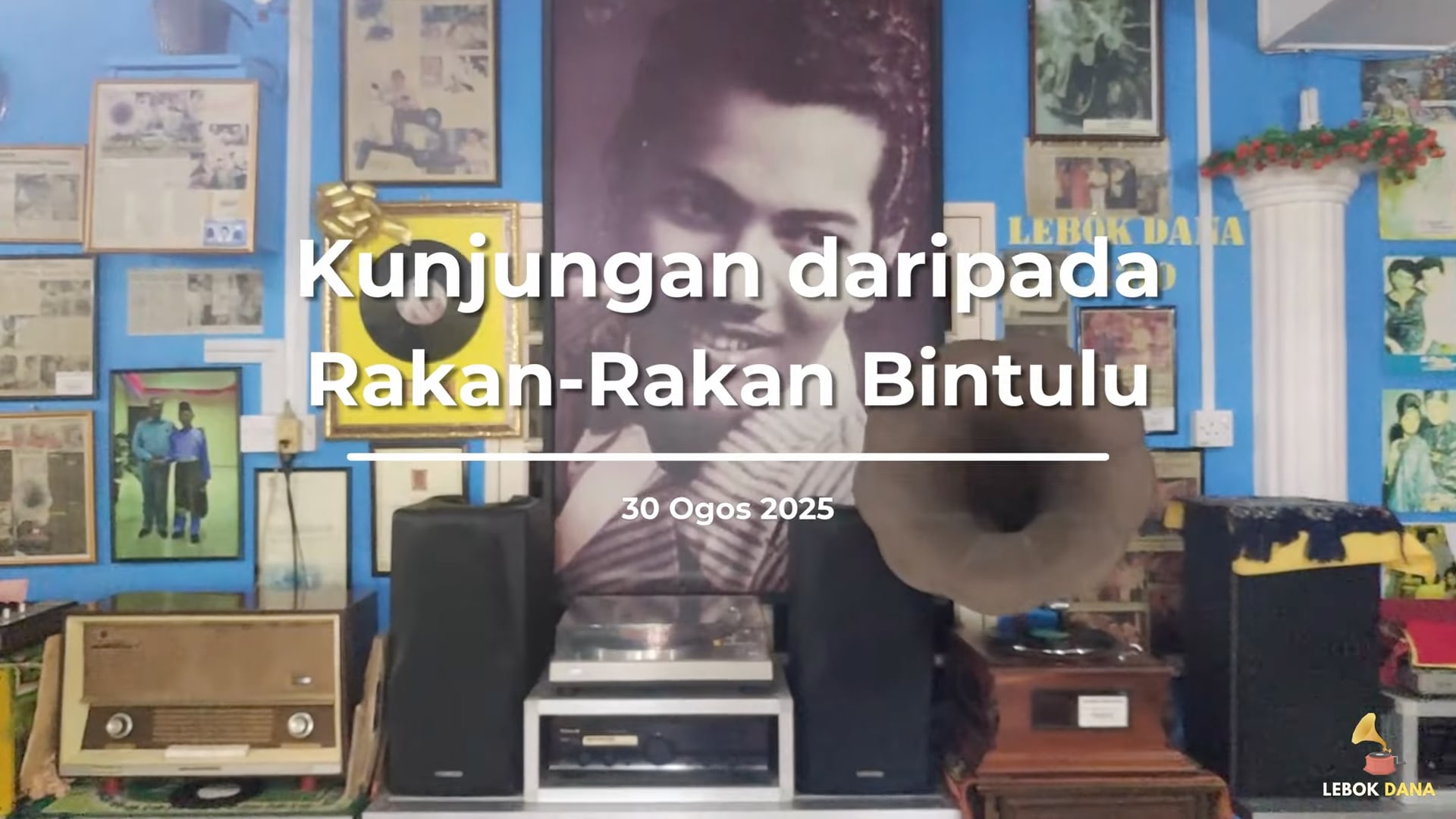 Kad tajuk video kunjungan rakan-rakan dari Bintulu ke Galeri Lebok Dana pada 30 Ogos 2025, berlatarkan potret P. Ramlee dan gramofon